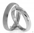 <p>Klassieke, bolle trouwringen van witgoud. De ringen zijn 4 mm breed. In de dames trouwring is een fonkelend pad aangebracht van 11 briljant geslepen diamanten.</p> 9479-9480