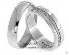 Klassiek ogende trouwringen met rivier van glinsterende diamanten. De hoogglanzende witgouden trouwringen zijn 5,5 mm. breed. De dames trouwring is bezet met 28 briljant geslepen diamanten.