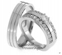 Luxueuze, witgouden trouwringen. De ring is verdeeld in drie strakke banen. De dames trouwring is bezet met 23 briljant geslepen diamanten, waaronder 1 grote diamant van 0,16 ct en 22 kleinere diamanten van 0,02 ct.
