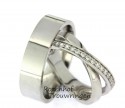 <p>Een paar apart van witgoud. Wanneer u beiden iets anders wilt. Voor de man een robuuste trouwring zonder opsmuk, voor de vrouw twee smalle ringen die over elkaar vallen, waarvan de bovenste ring bezet is met een rivier aan briljant geslepen diamanten.</p> 9511-9512
