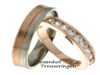 Gracieuze trouwringen in twee kleuren met diamanten. De elegante herenring bestaat uit een baan witgoud en een baan roodgoud. De slanke dames trouwring is bezet met 9 fonkelende, briljant geslepen diamanten van 0,06 ct welke in een railzetting gezet zijn.