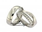 <p>Klassieke witgouden ring met een twist, bezet met diamanten. De herenring is klassiek van vormgeving en zonder poespas. De damesring springt eruit door de aparte twist in de ring. De 10 briljant geslepen diamanten van 0,02 ct in de dames trouwring zorgen voor een schitterend geheel.</p> 9525-2186