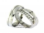 <p>Wondermooie trouwringen van witgoud. De herenring bestaat uit een brede en een smalle baan. De wondermooie dames trouwring is speels van vormgeving en bezet met 10 briljant geslepen diamanten. De ringen hebben een hoogglans afwerking.</p> 9525-2637