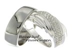 Spannende, witgouden trouwringen met exclusieve draai. De brede witgouden trouwringen dankt zijn exclusiviteit aan de dames trouwring. Deze heeft een spectaculaire draai bezet met schitterende diamanten. De heren trouwring is robuust en glad.