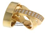 Exclusieve geelgouden trouwringen. De trendy heren trouwring is strak van vormgeving. De exclusiviteit zit in de dames trouwring. De over elkaar geplaatste banen en de 24 briljant geslepen diamanten van 0,02 ct maken van dit stel een uniek paar.