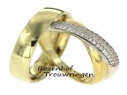 Deze prachtige set trouwringen bestaat uit wit- en geelgoud. De ringen zijn beiden glanzend, maar fonkelend voor haar dankzij de vele, briljant geslepen, diamanten van ieder 0,005 ct. Dit is hét trouwringenpaar voor spanning en sensatie! Deze trouwringen zijn leverbaar in 9, 14 en 18 karaat goud. 9535-9536-7