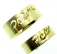 Modern van vormgeving zijn deze strakke geelgouden naamringen met glanzende letters.