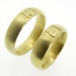Geelgouden naamringen met initialen. Alleen de initialen zijn in deze geelgouden ringen gezet, zodat alleen u en uw naasten weten welke persoon hierbij hoort.