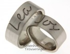 Wanneer u degene van wie u houdt elke dag bij u wilt hebben kunt u kiezen voor naamringen. Deze naamringenzijn vervaardigd uit witgoud met matte finish. Verkrijgbaar in diverse breedtes. U kunt kiezen uit een handgeschreven tekst of uit verschillende lettertypes.