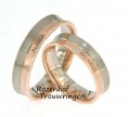 Rozenhof Trouwringen biedt ook de mogelijkheid om samen met ons aan de slag te gaan om jullie trouwringen te personaliseren. Bij deze trouwringen is dit ook gebeurd, hierin is de naam van uw geliefde aan de buitenkant van de ring gegraveerd. Erg uniek!