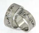 Strakke naamringen van witgoud. In de dames trouwring is een briljant geslepen diamant gezet.