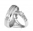 Deze slanke, glanzende trouwringen zijn uitgevoerd in witgoud. De damesring is helemaal belegd met allemaal sprankelende diamanten. De herenring heeft een geheel glanzende finish en vult de damesring mooi aan! Deze ringen zijn ook leverbaar in palladium of platina.